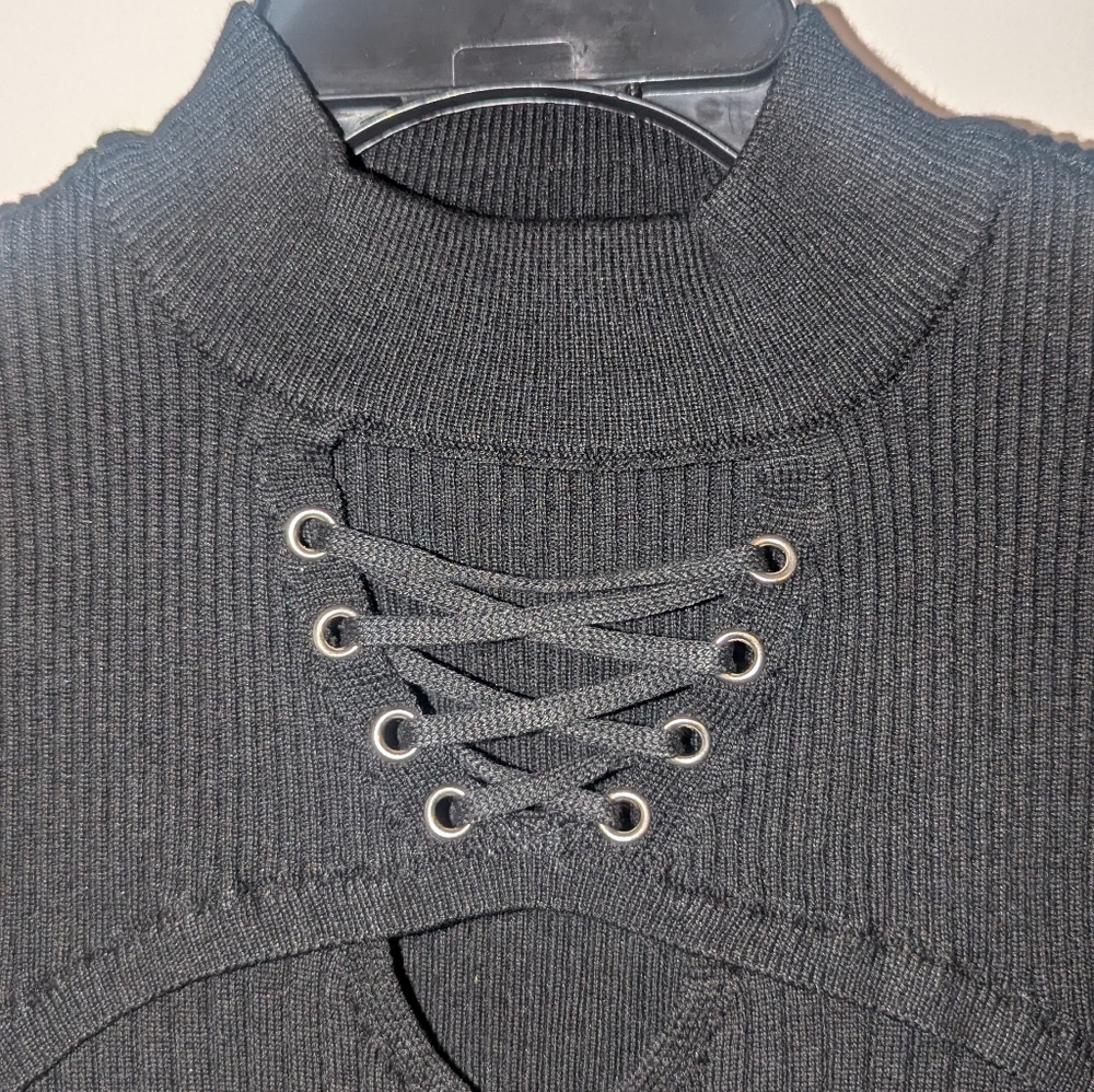 Keyhole Lace Up Ribbed Crop Top - Picture 3 of 5